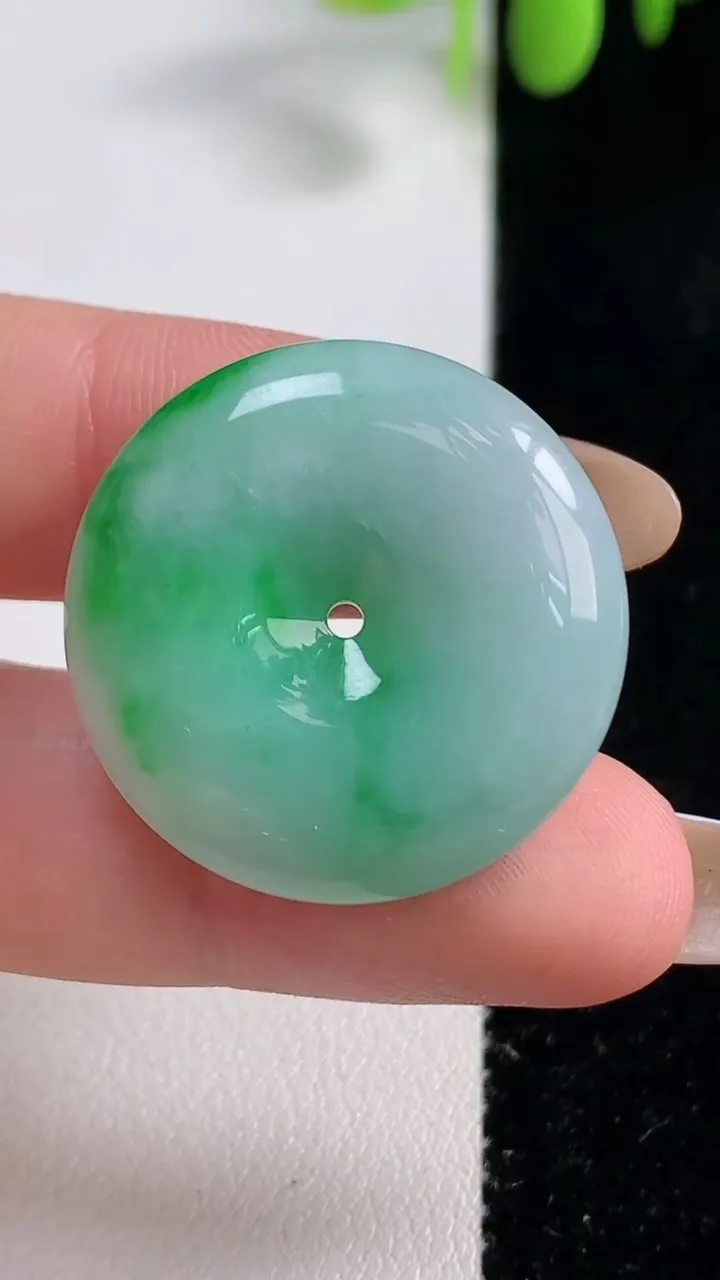 天然A货翡翠平安扣吊坠，尺寸27-6.1，重量:9.39g
10月29日