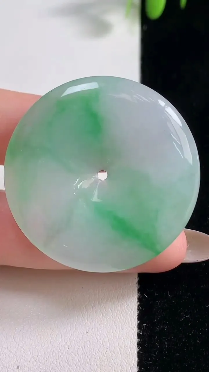 天然A货翡翠平安扣吊坠，尺寸39.2-5.4，重量:18.24g
10月29日