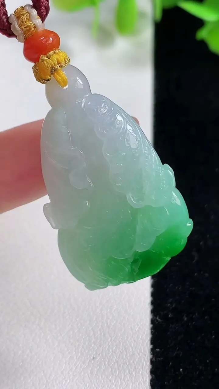 天然A货翡翠白菜吊坠，尺寸37-22.5-7.7，重量:15.11g
10月29日