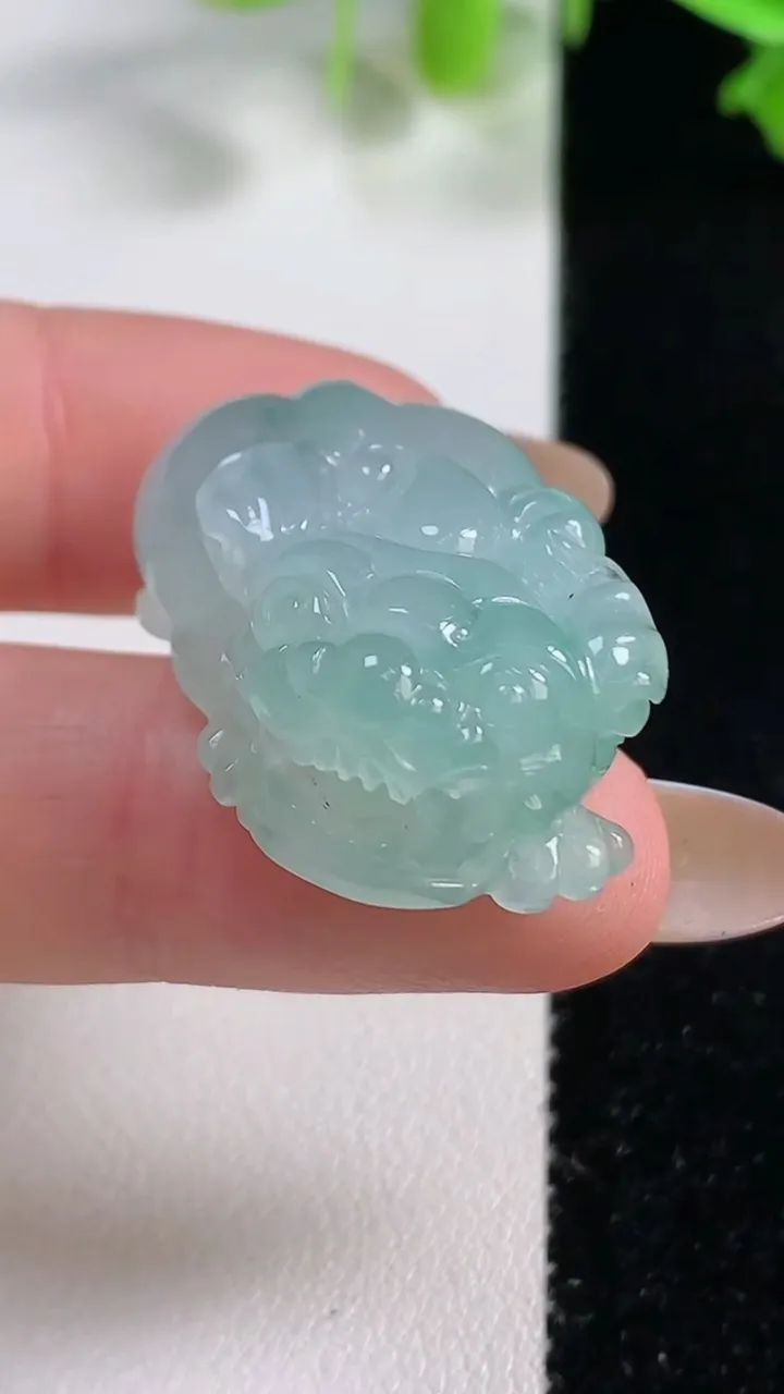 天然A货翡翠貔貅吊坠，尺寸29-18.7-12.3，重量:15.30g
10月29日