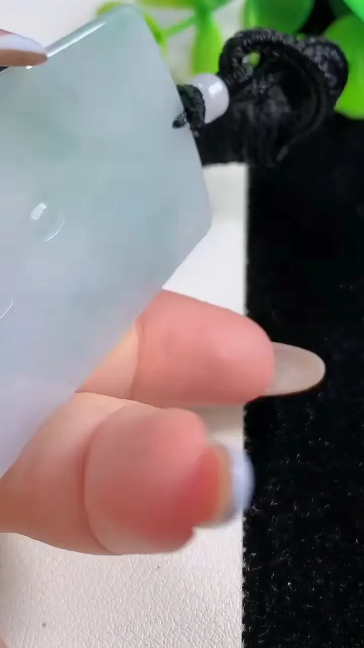 天然A货翡翠普贤菩萨吊坠，尺寸65.2-38.5-6，重量:36.91g
10月29日