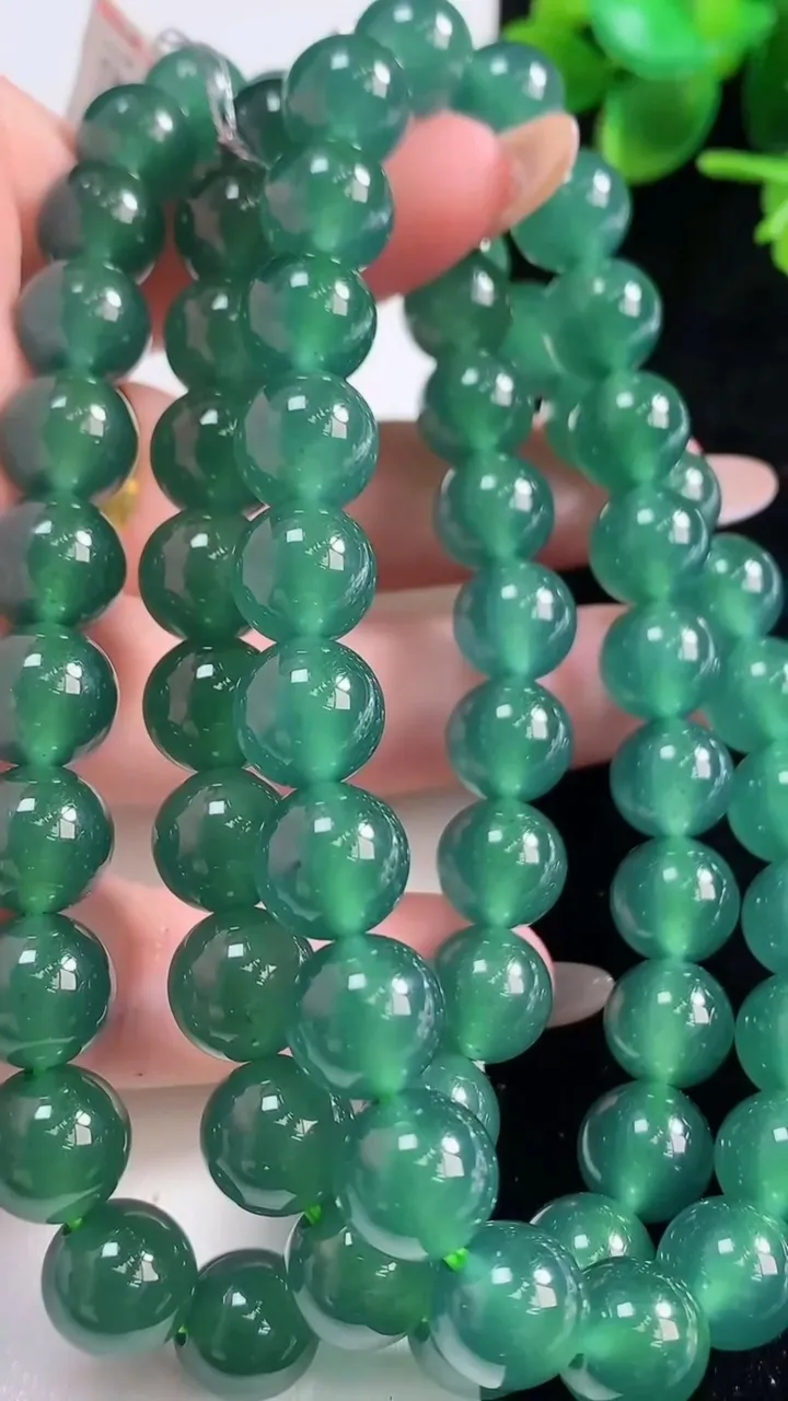 天然A货翡翠圆珠项链，尺寸10-68颗，重量:115.03g10月29日
工厂直销收藏佳品,种好水足