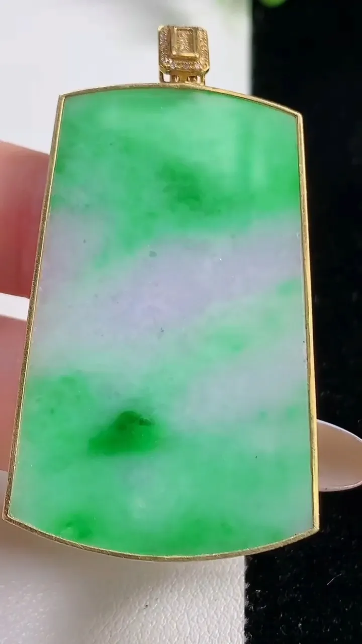 天然A货翡翠无事牌吊坠，尺寸476-30-4，重量:15.76g
10月29日