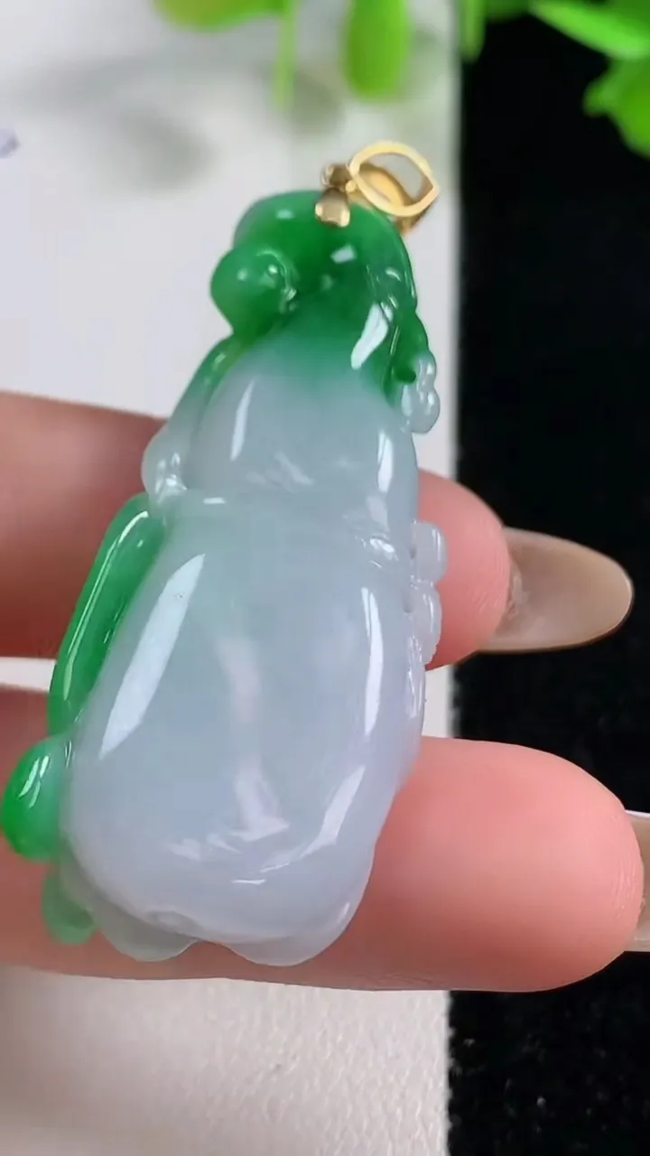 天然A货翡翠葫芦吊坠，尺寸46.8-19.5-10.5，重量:15.79g
10月29日