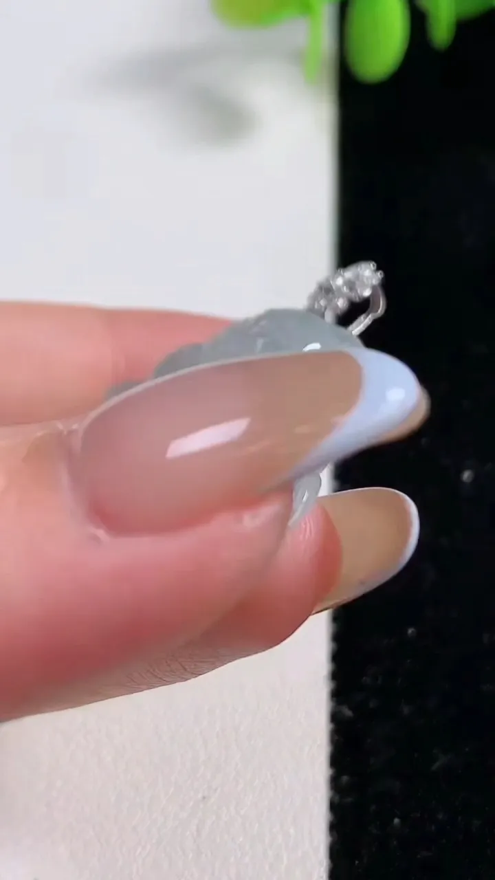 天然A货翡翠佛公吊坠，尺寸35.3-37.6-6，重量:12.52g
10月29日