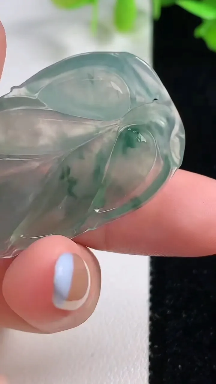 天然A货翡翠冰种飘花金枝玉叶 叶子吊坠，尺寸42.5-26-5.5，重量:9.04g
10月29日