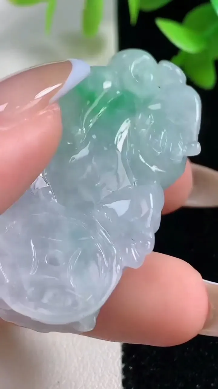 天然A货翡翠貔貅吊坠，尺寸45.6-24-12.4，重量:30.51g
10月29日