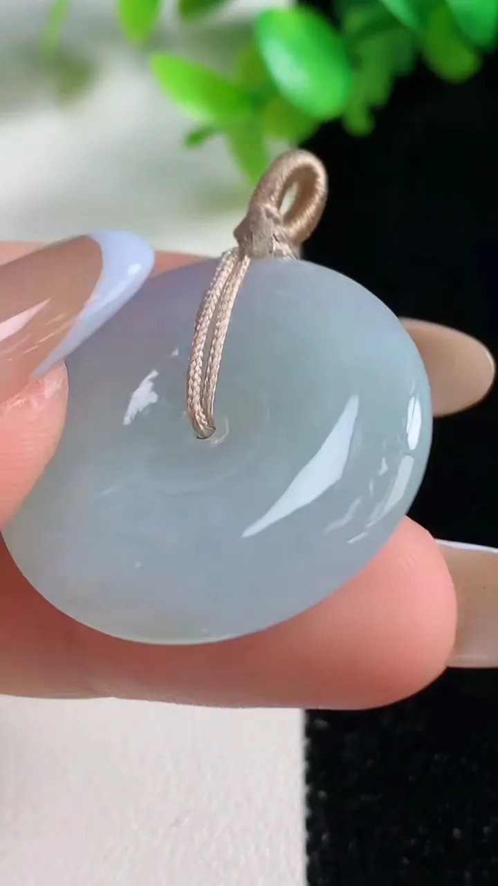 天然A货翡翠平安扣吊坠，尺寸28.7-5.4，重量:10.07g
10月29日