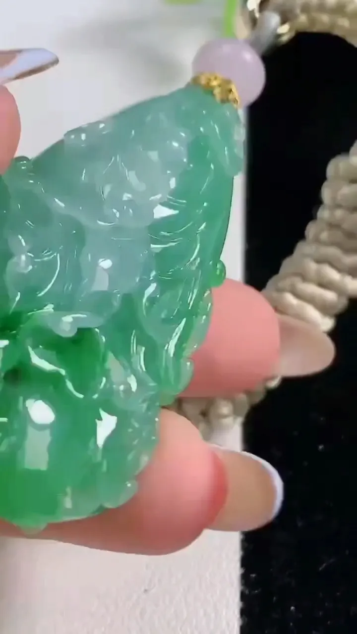 天然A货翡翠白菜吊坠，尺寸53.3-29.1-11.5，重量:33.99g
10月29日