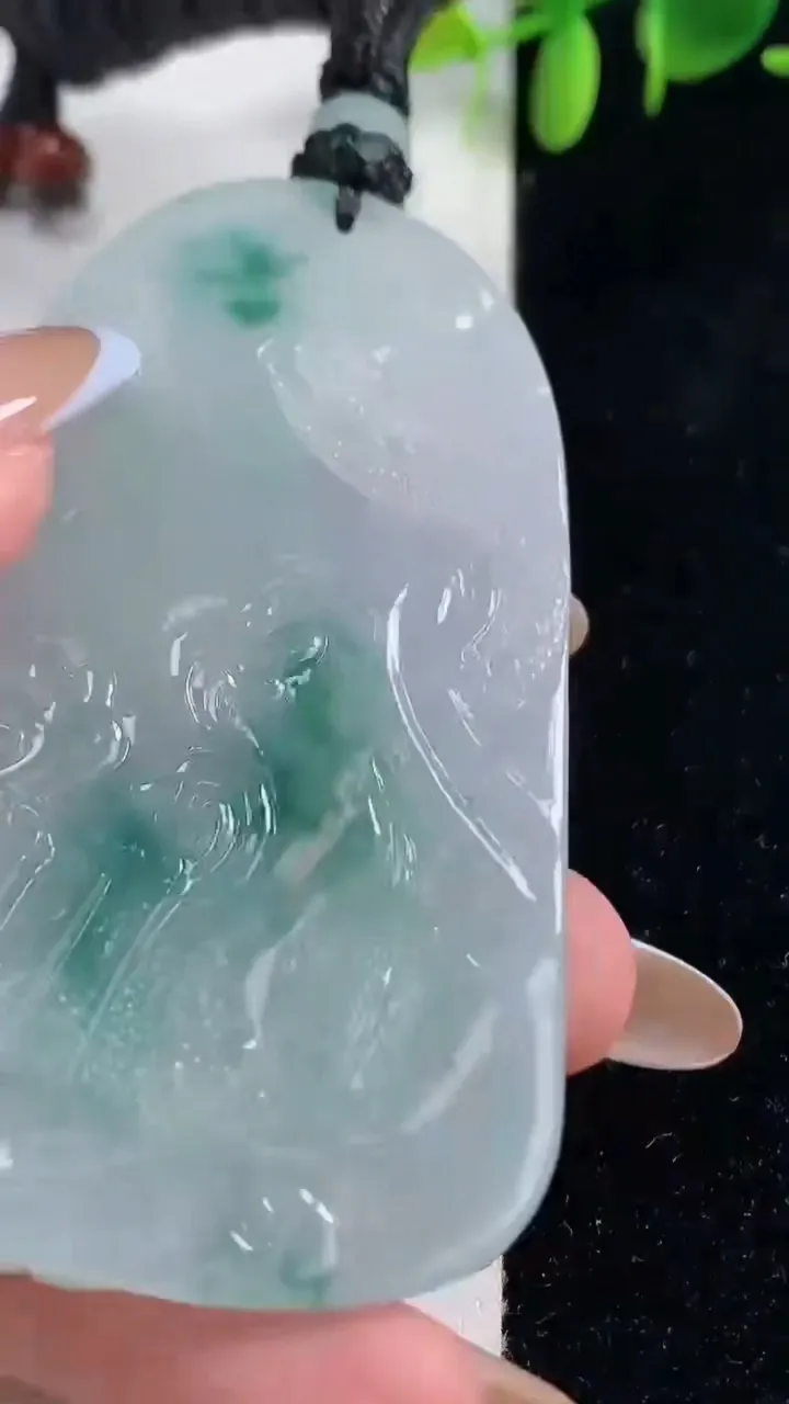 天然A货翡翠种飘花祥龙大日如来吊坠，尺寸74-48-8.2，重量:58.00g
10月29日