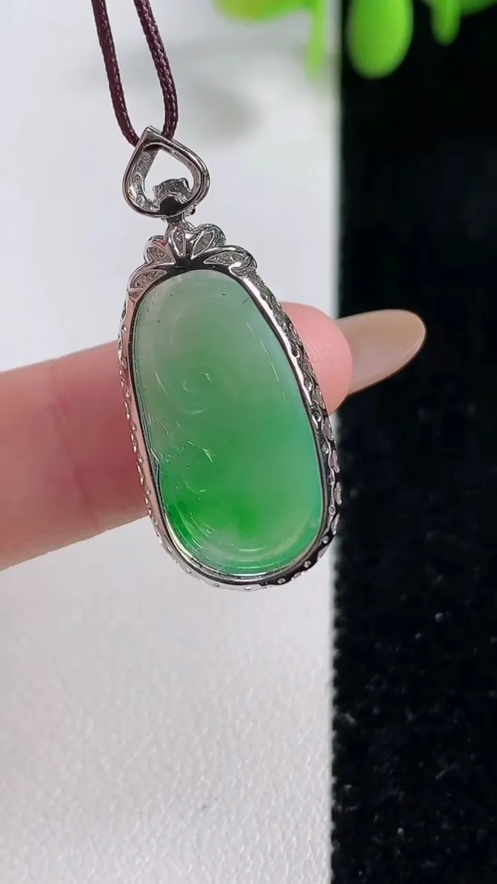 天然A货翡翠如意吊坠，尺寸32-13.2-5.6，裸石20.3-11.2重量:2.77g
10月29日