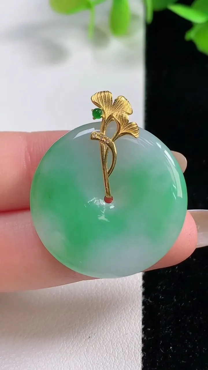 天然A货翡翠平安扣吊坠，尺寸27.6-4.3，重量:8.76g
10月29日