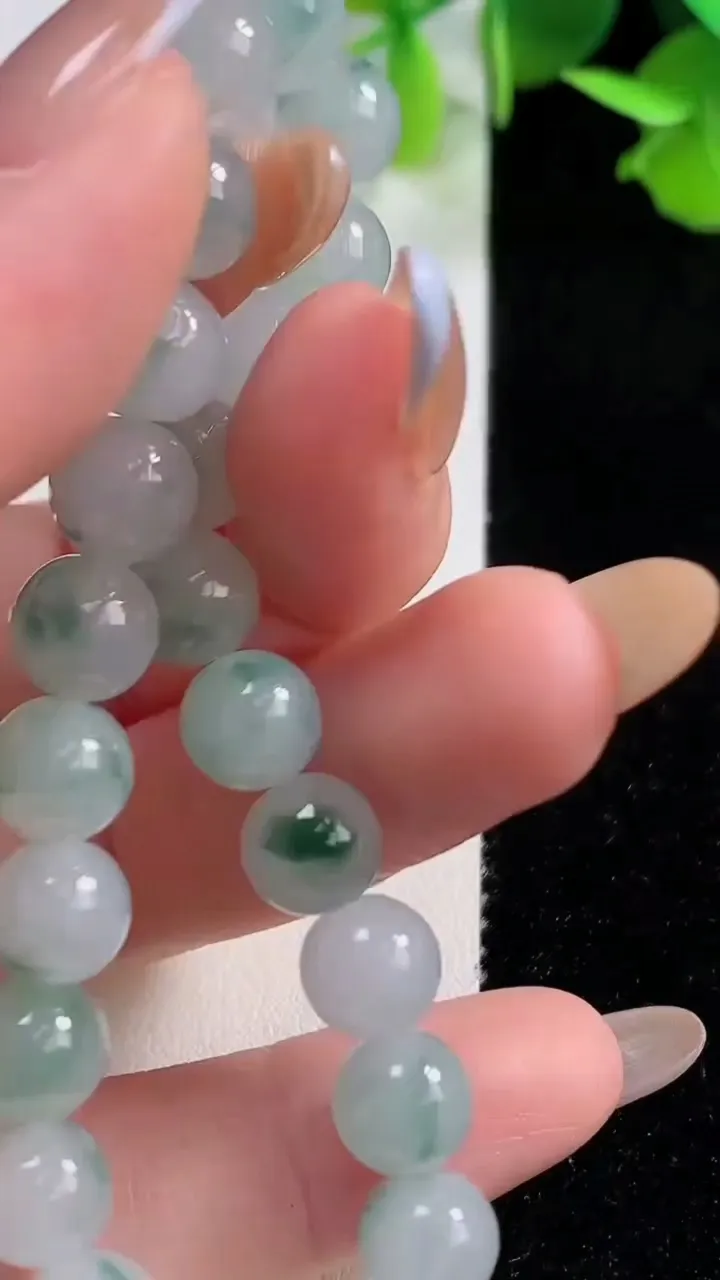 天然A货翡翠种飘花圆珠手串，尺寸7.8-23颗，重量:19.81g10月29日
工厂直销收藏佳品,种好水足，色泽均匀，有种有色，上手高大气！