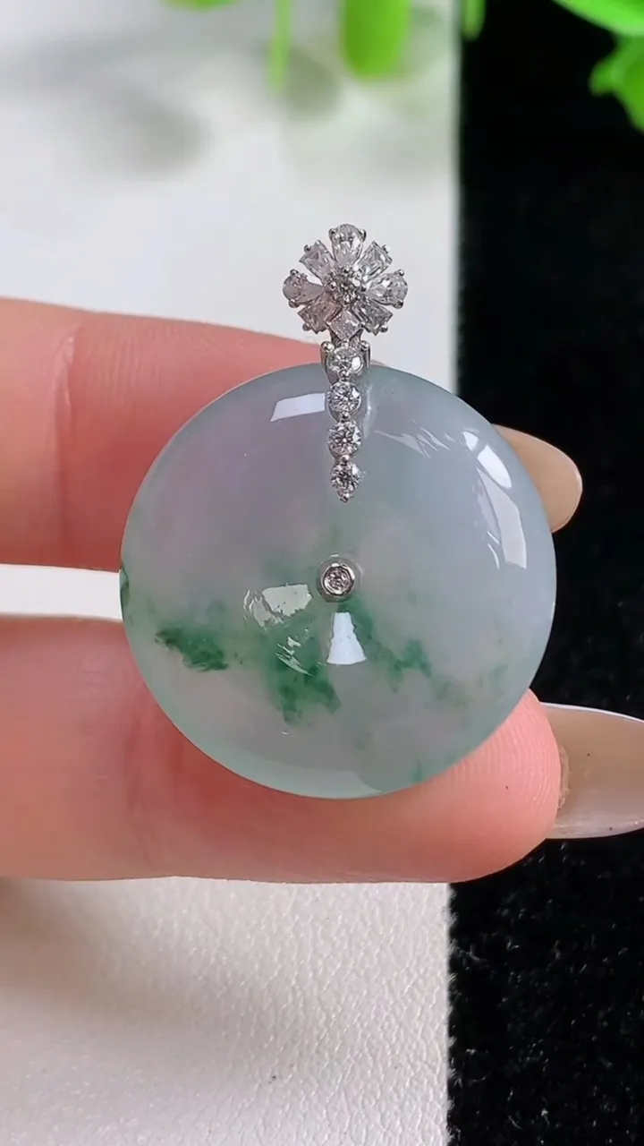 天然A货翡翠种飘花平安扣吊坠，尺寸23.7-6，重量:7.55g
10月29日