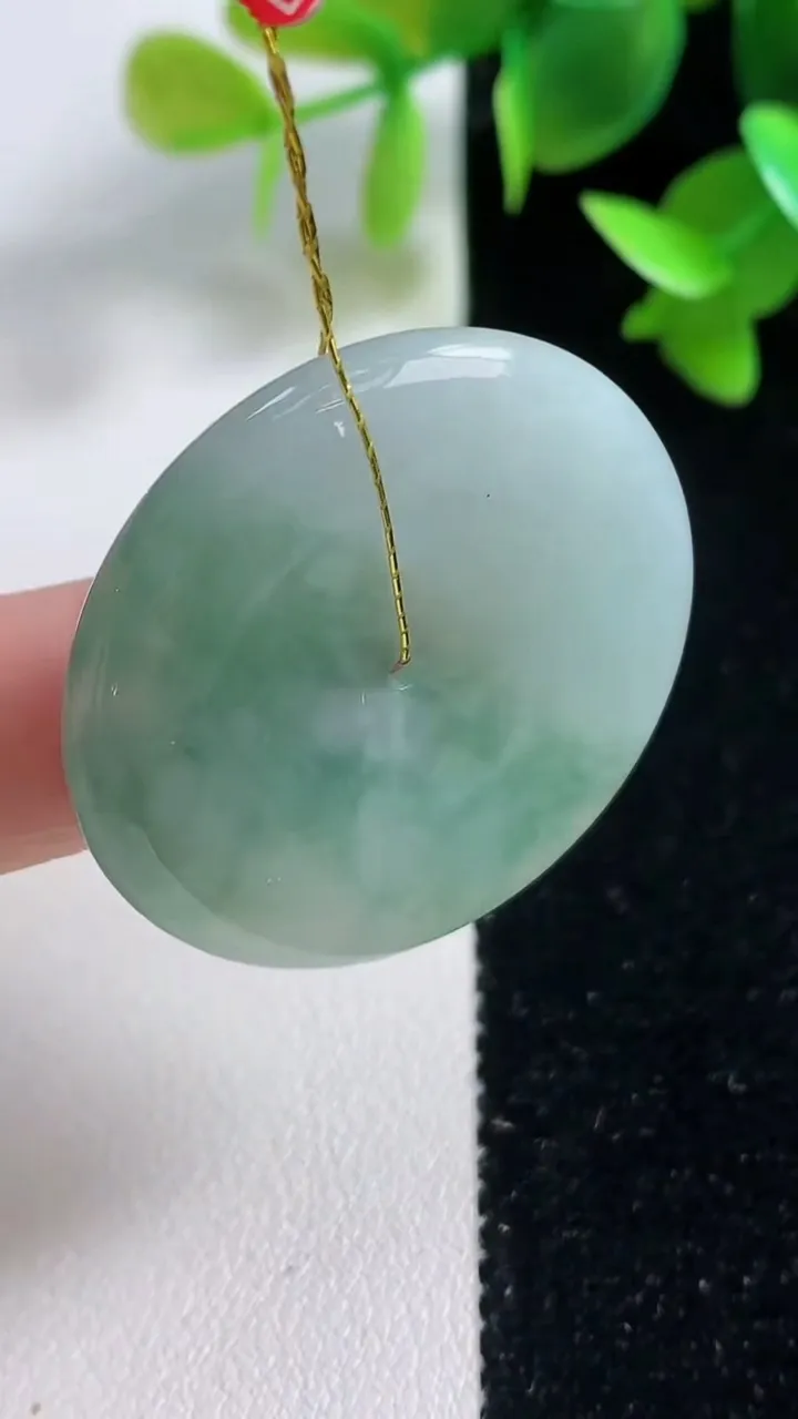 天然A货翡翠冰种飘花平安扣吊坠，尺寸34.7-5.5，重量:15.85g
10月29日