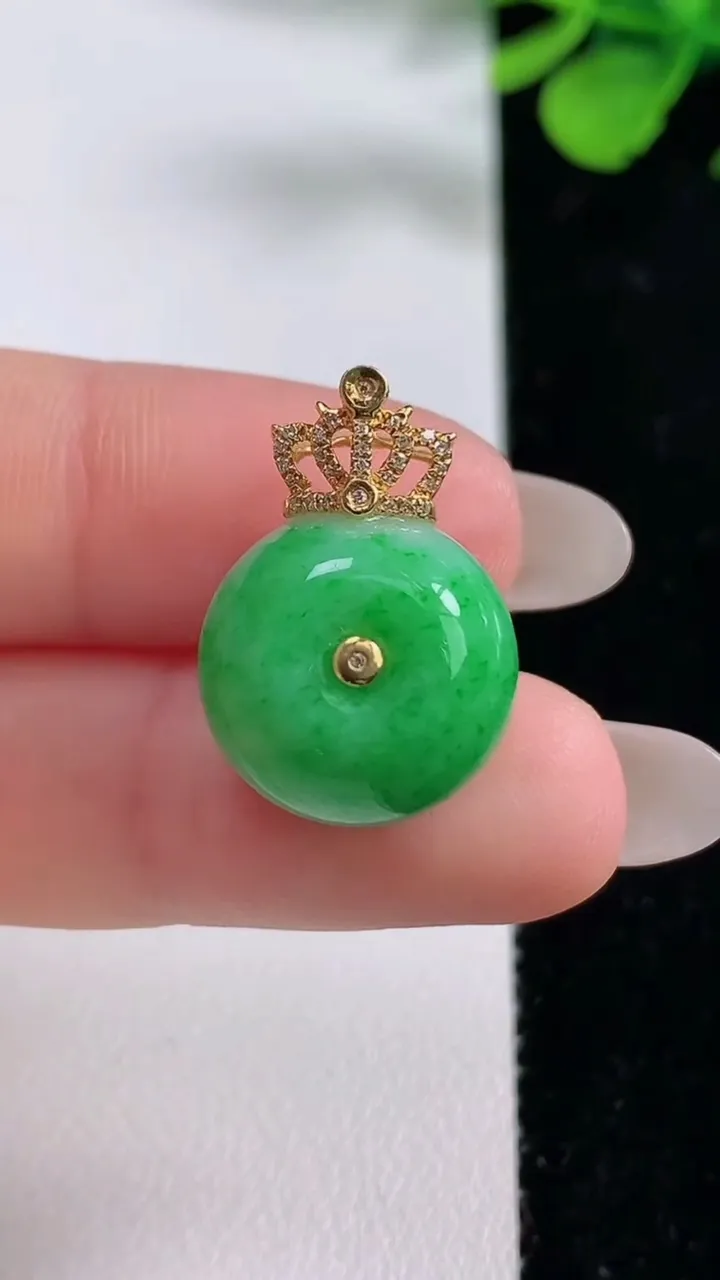 天然A货翡翠路路通吊坠，尺寸15.2-12.5，重量:6.86g
10月29日