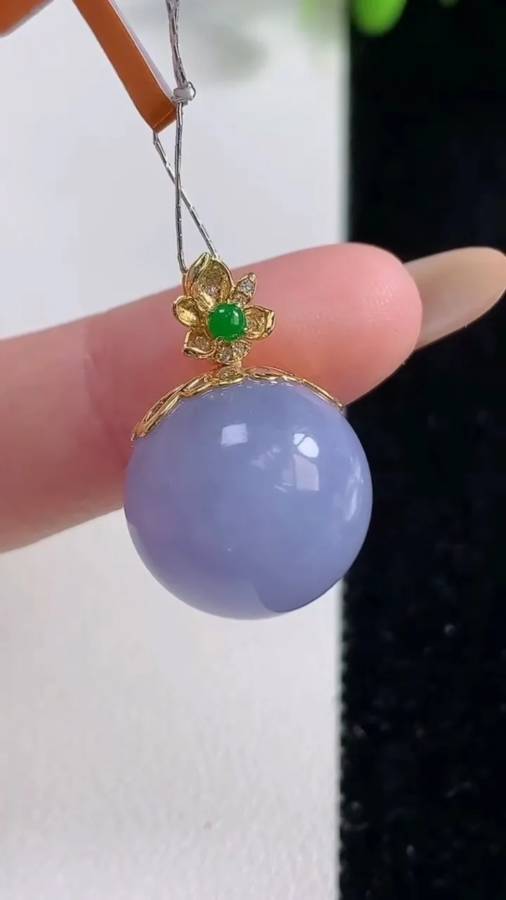 天然A货翡翠18K金紫罗兰圆珠吊坠，尺寸15.3，重量:7.79g10月29日
工厂直销收藏佳品,种