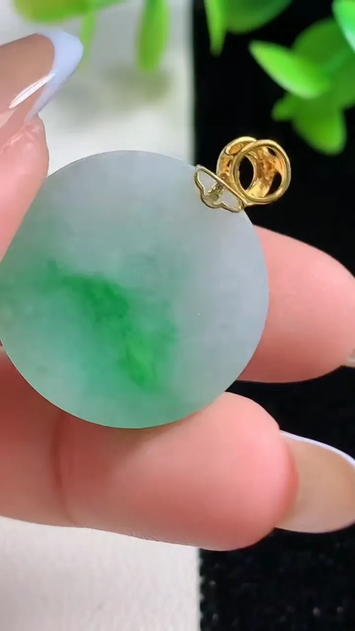 天然A货翡翠无事牌吊坠，尺寸23.3-5，重量:7.82g
10月29日