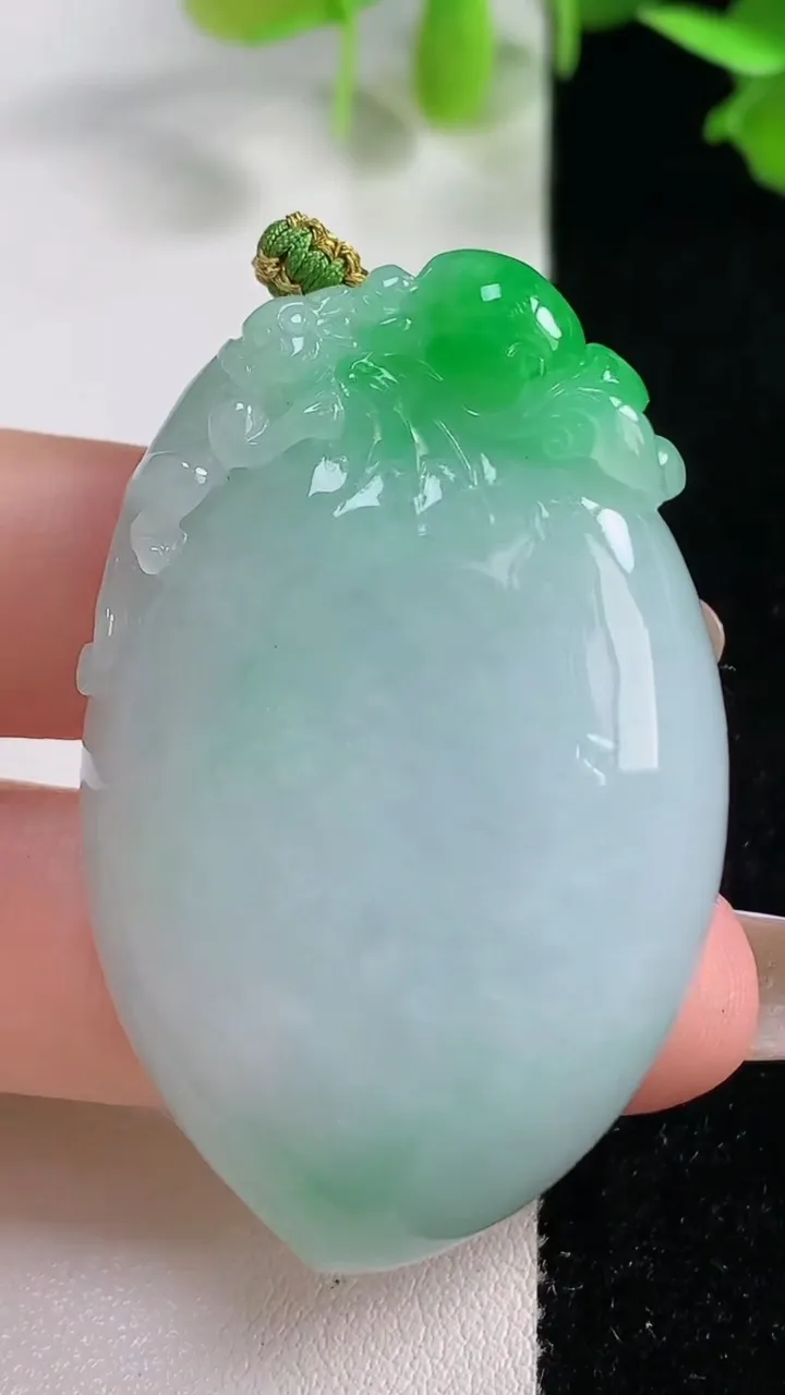 天然A货翡翠寿桃吊坠，尺寸48.8-31.3-10.7，重量:32.89g
10月29日