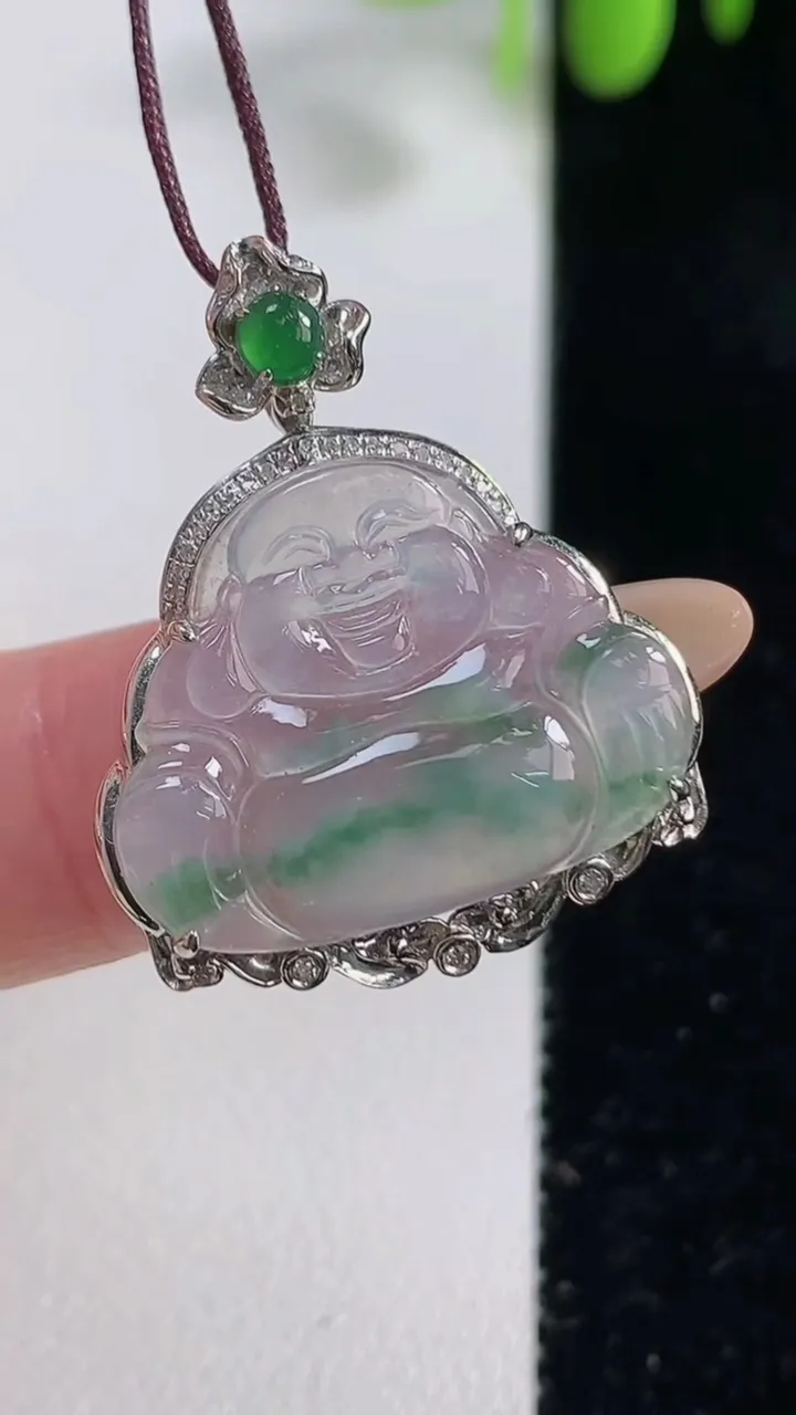 天然A货翡翠种飘花佛公吊坠，尺寸29.4-23.8-6裸石17.4-22.2，重量:3.21g
10月29日，重量:3.21g