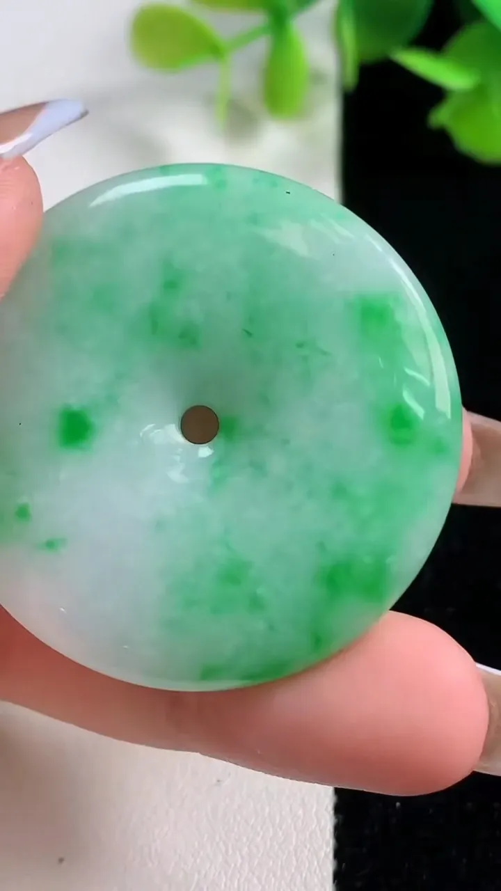 天然A货翡翠平安扣吊坠，尺寸39.8-6.7，重量:22.98g
10月29日