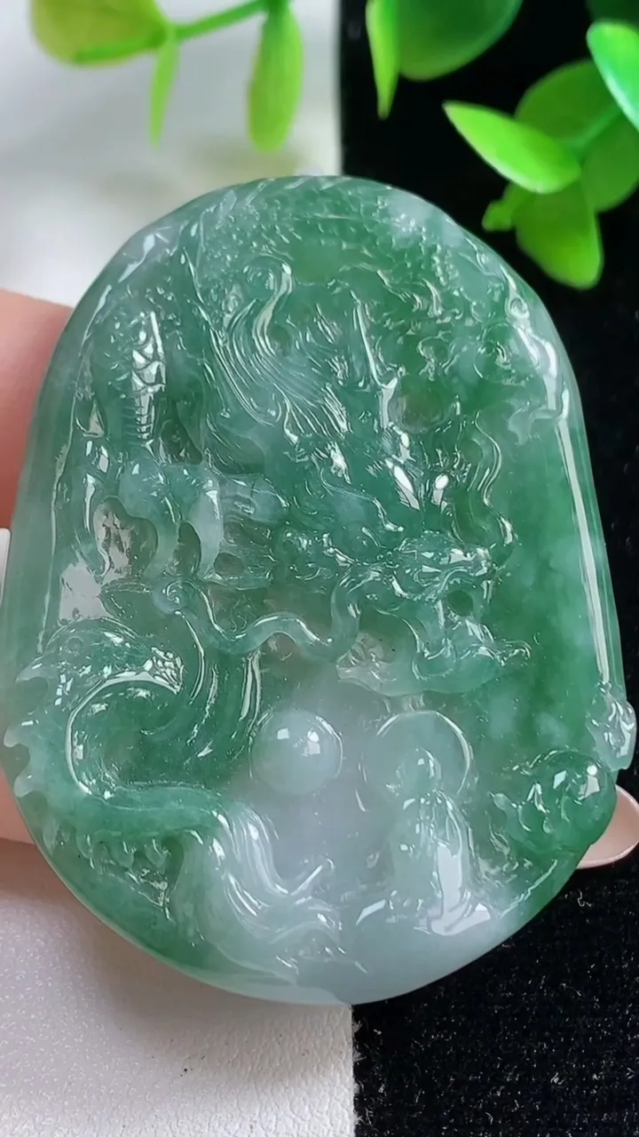 天然A货翡翠龙牌吊坠，尺寸53.7-41-5.5，重量:24.66g
10月29日