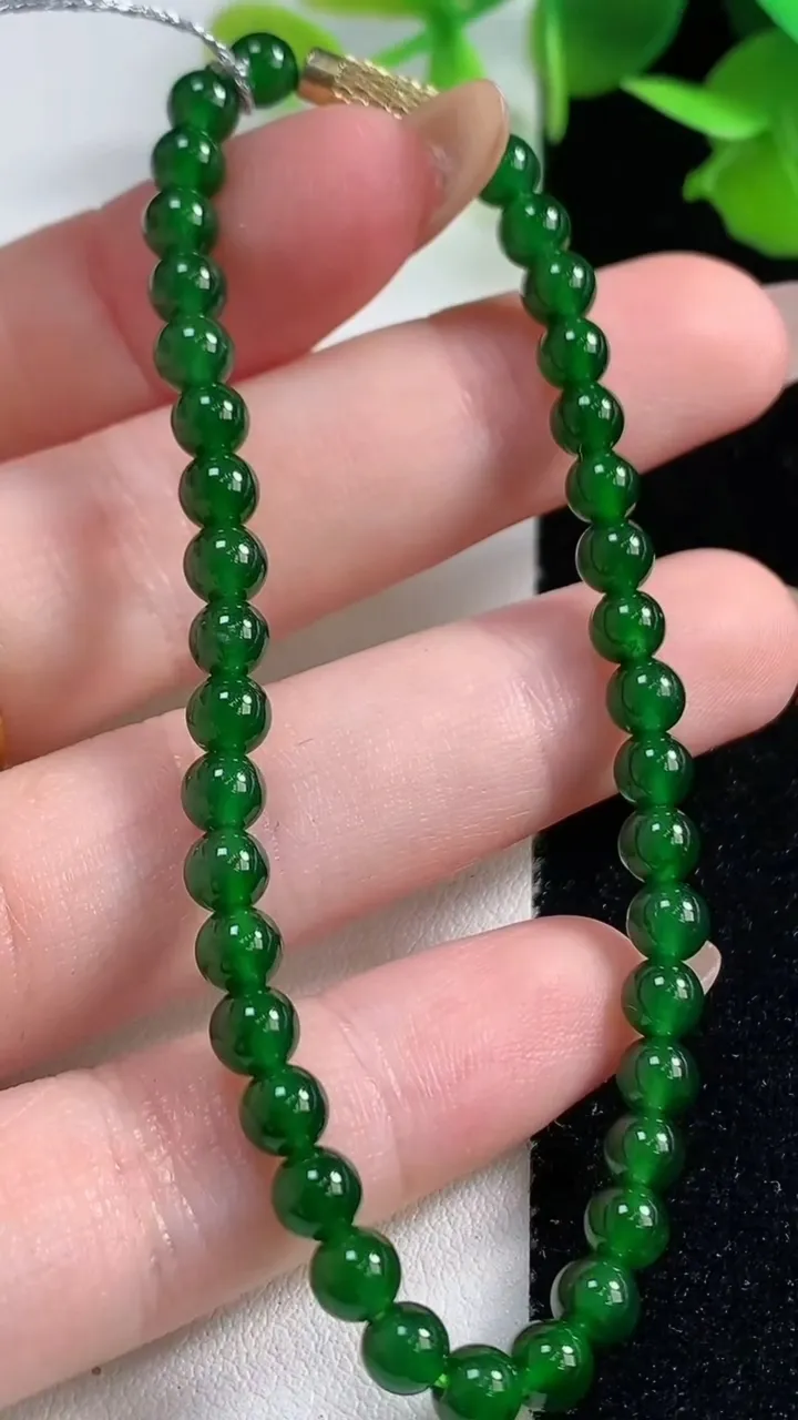 天然A货翡翠圆珠手串，尺寸4.7-38颗，重量:8.07g10月29日
工厂直销收藏佳品,种好水足，色泽均匀，有种有色，上手高大气！