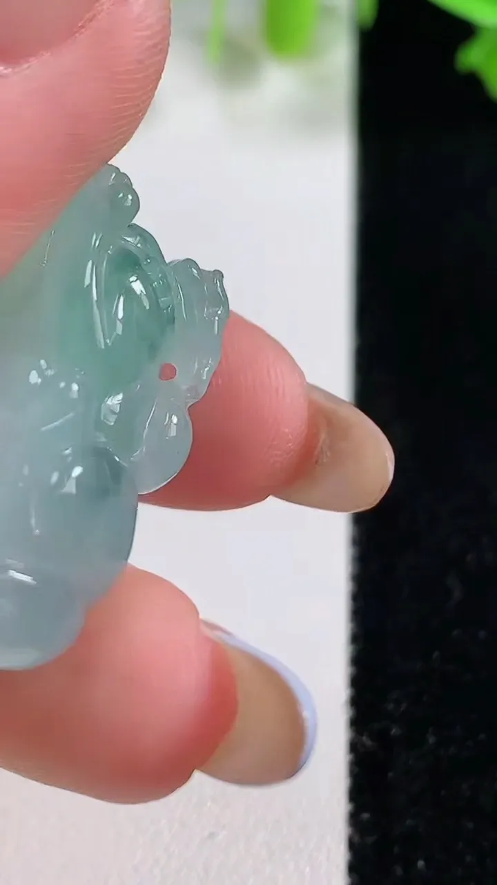 天然A货翡翠貔貅吊坠，尺寸29-18.7-12.3，重量:15.30g
10月29日