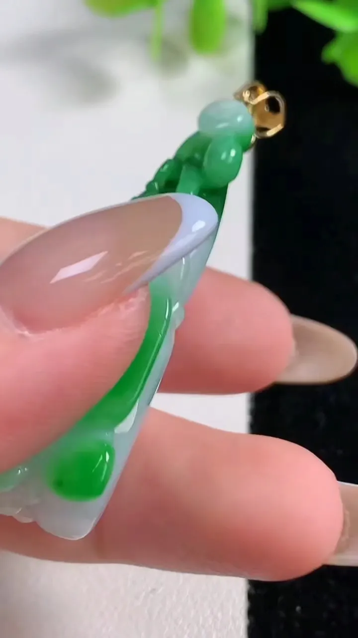 天然A货翡翠葫芦吊坠，尺寸46.8-19.5-10.5，重量:15.79g
10月29日