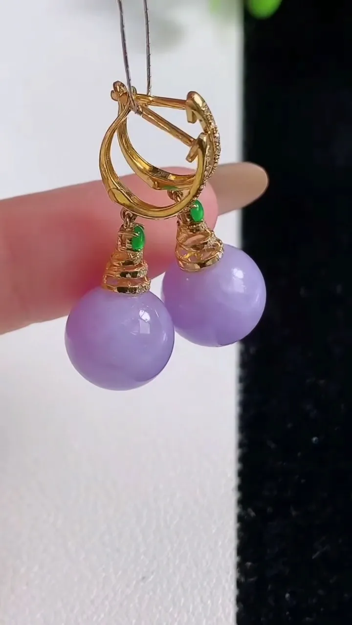 天然A货翡翠18K金紫罗兰圆珠耳坠，尺寸10.7，重量:6.41g10月29日
工厂直销收藏佳品,种好水足，色泽均匀，有种有色，上手高大气！