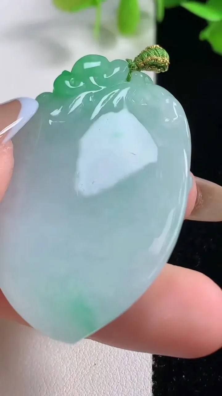 天然A货翡翠寿桃吊坠，尺寸48.8-31.3-10.7，重量:32.89g
10月29日