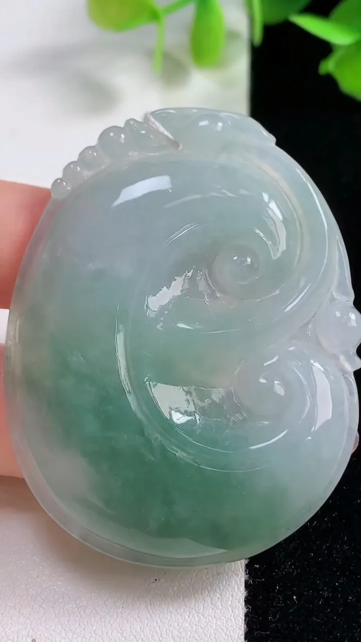 天然A货翡翠如意吊坠，尺寸54.7-42-5.6，重量:23.77g
10月29日