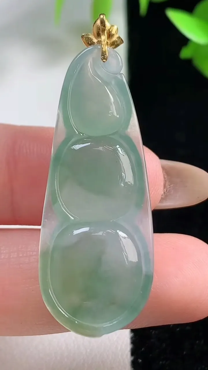 天然A货翡翠福豆吊坠，尺寸41-15.9-5.8，重量:6.25g
10月29日