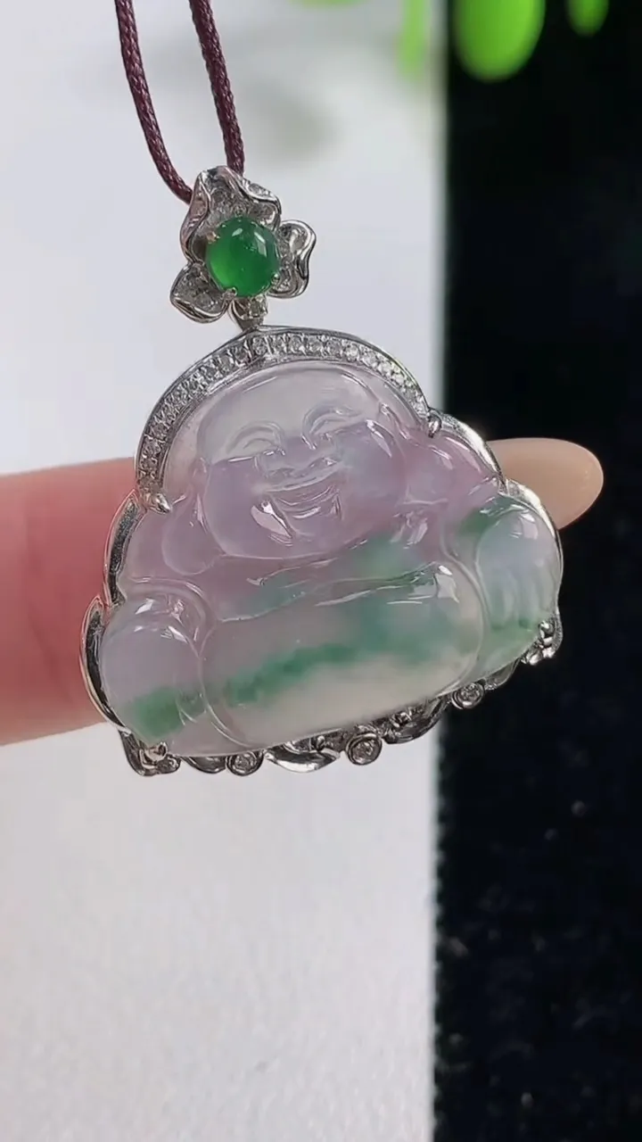 天然A货翡翠种飘花佛公吊坠，尺寸29.4-23.8-6裸石17.4-22.2，重量:3.21g
10