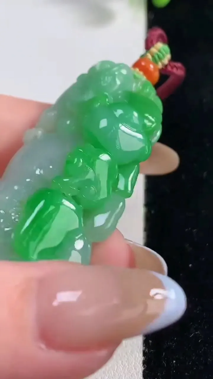 天然A货翡翠金蟾吊坠，尺寸53.8-26.4-11.7，重量:34.64g
10月29日