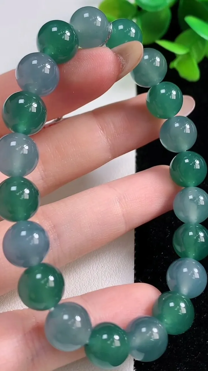 天然A货翡翠圆珠手串，尺寸9.7-20颗，重量:32.95g10月29日
工厂直销收藏佳品,种好水足