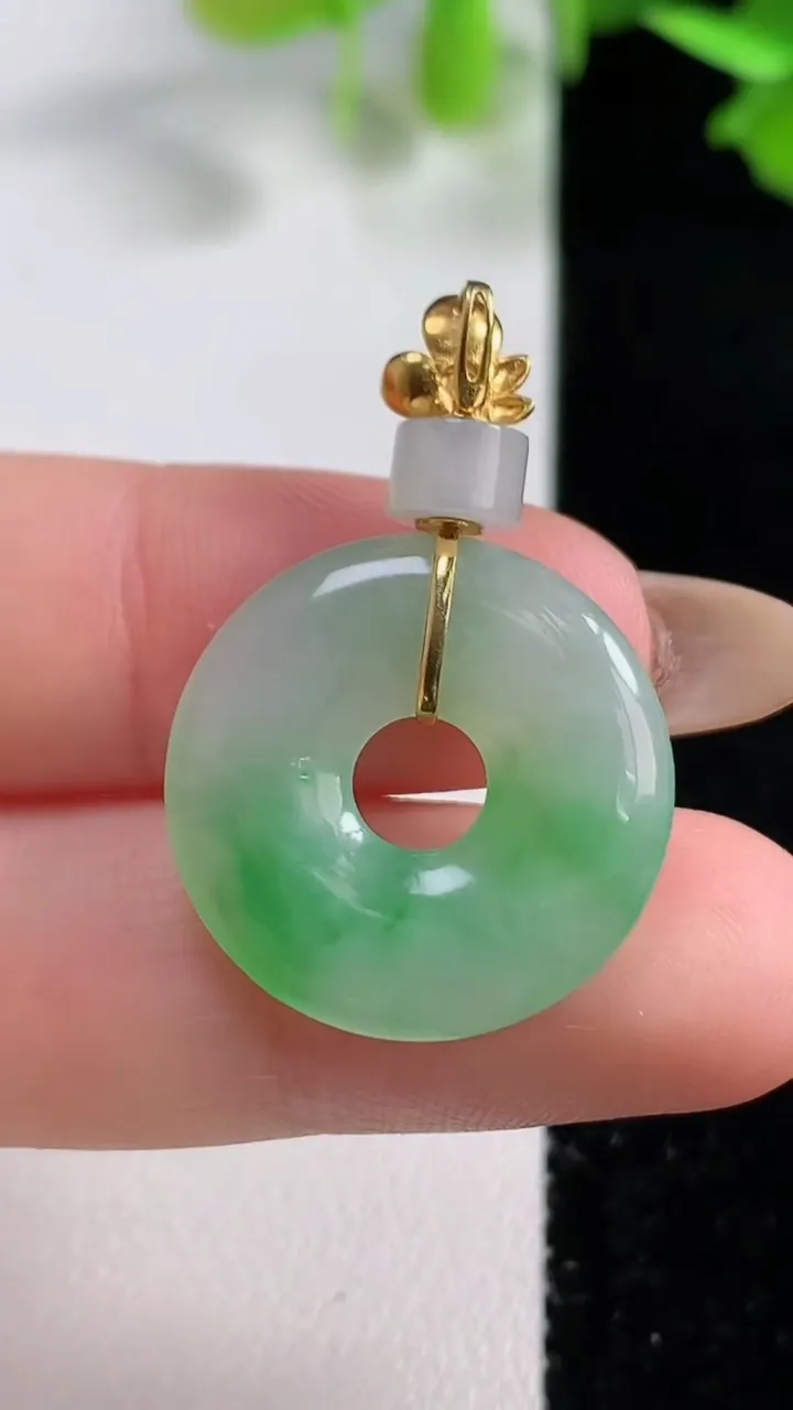 天然A货翡翠平安环吊坠，尺寸21.3-3.6，重量:3.98g
10月29日