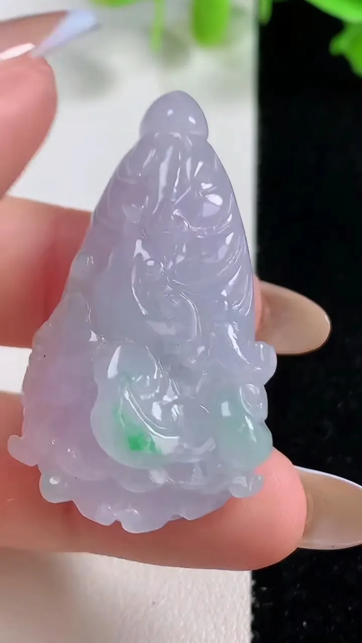 天然A货翡翠白菜吊坠，尺寸43.3-22.3-13，重量:19.26g
10月29日