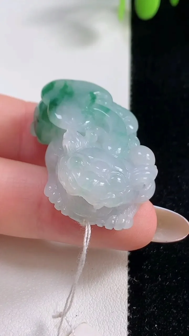 天然A货翡翠貔貅吊坠，尺寸35.7-22.4-12.5，重量:21.35g
10月29日