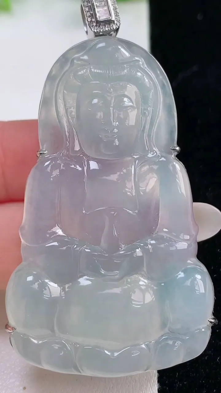 天然A货翡翠种白冰观音菩萨吊坠，尺寸57.8-35.8-8，重量:22.22g
10月29日