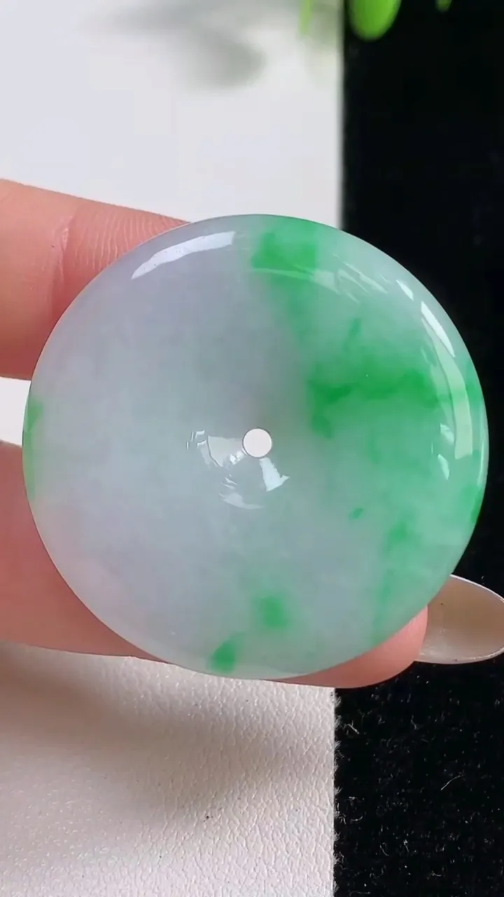 天然A货翡翠平安扣吊坠，尺寸36-5，重量:16.60g
10月29日