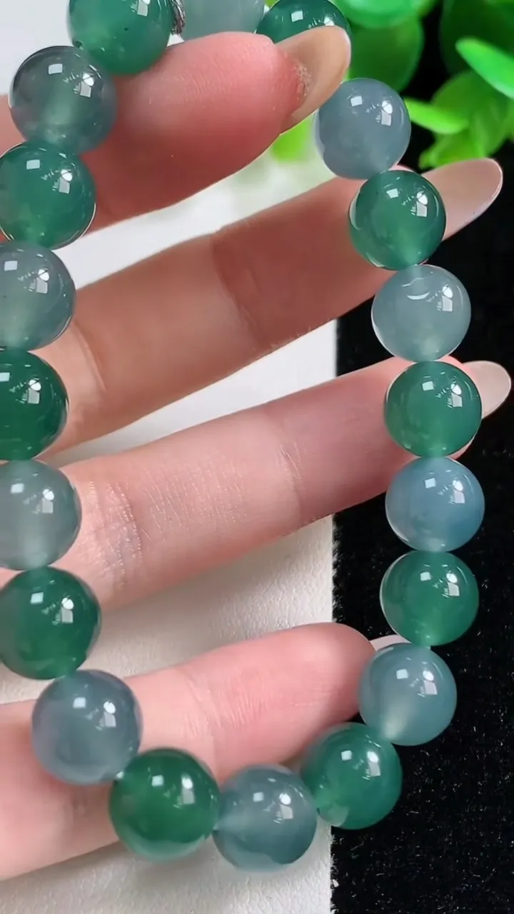 天然A货翡翠圆珠手串，尺寸9.7-20颗，重量:32.95g10月29日
工厂直销收藏佳品,种好水足，色泽均匀，有种有色，上手高大气！