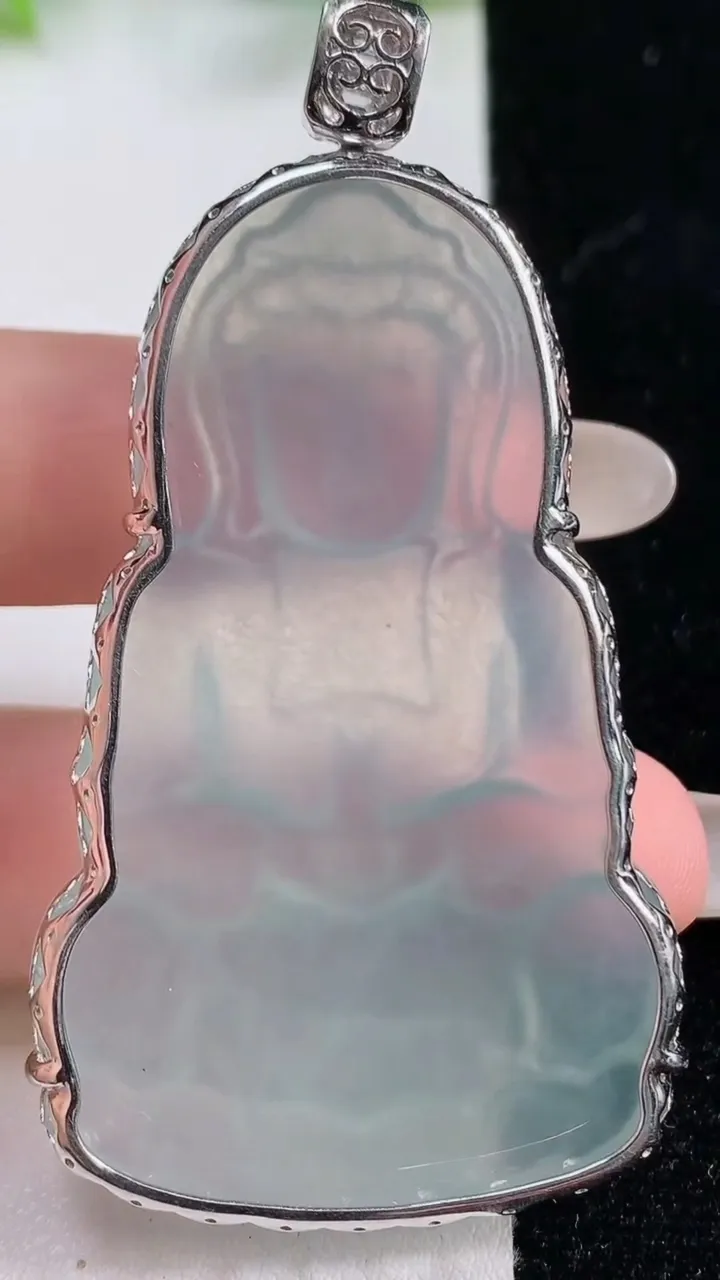 天然A货翡翠种白冰观音菩萨吊坠，尺寸57.8-35.8-8，重量:22.22g
10月29日