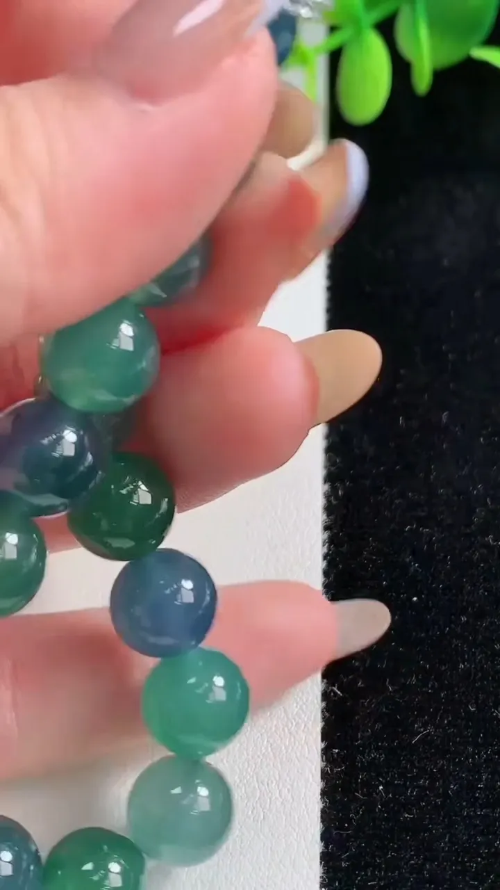 天然A货翡翠圆珠手串，尺寸9.6-20颗，重量:32.65g10月29日
工厂直销收藏佳品,种好水足，色泽均匀，有种有色，上手高大气！