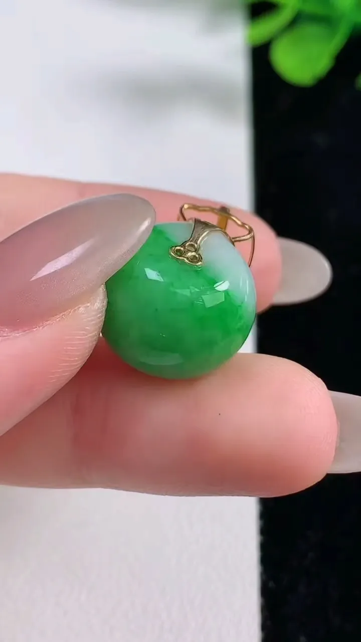 天然A货翡翠路路通吊坠，尺寸15.2-12.5，重量:6.86g
10月29日