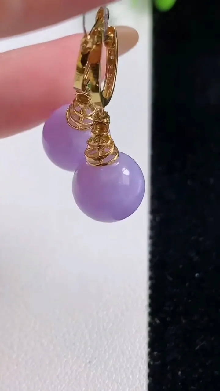 天然A货翡翠18K金紫罗兰圆珠耳坠，尺寸10.7，重量:6.41g10月29日
工厂直销收藏佳品,种好水足，色泽均匀，有种有色，上手高大气！
