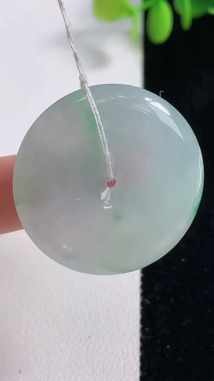 天然A货翡翠平安扣吊坠，尺寸33-5.6，重量:13.66g
10月29日