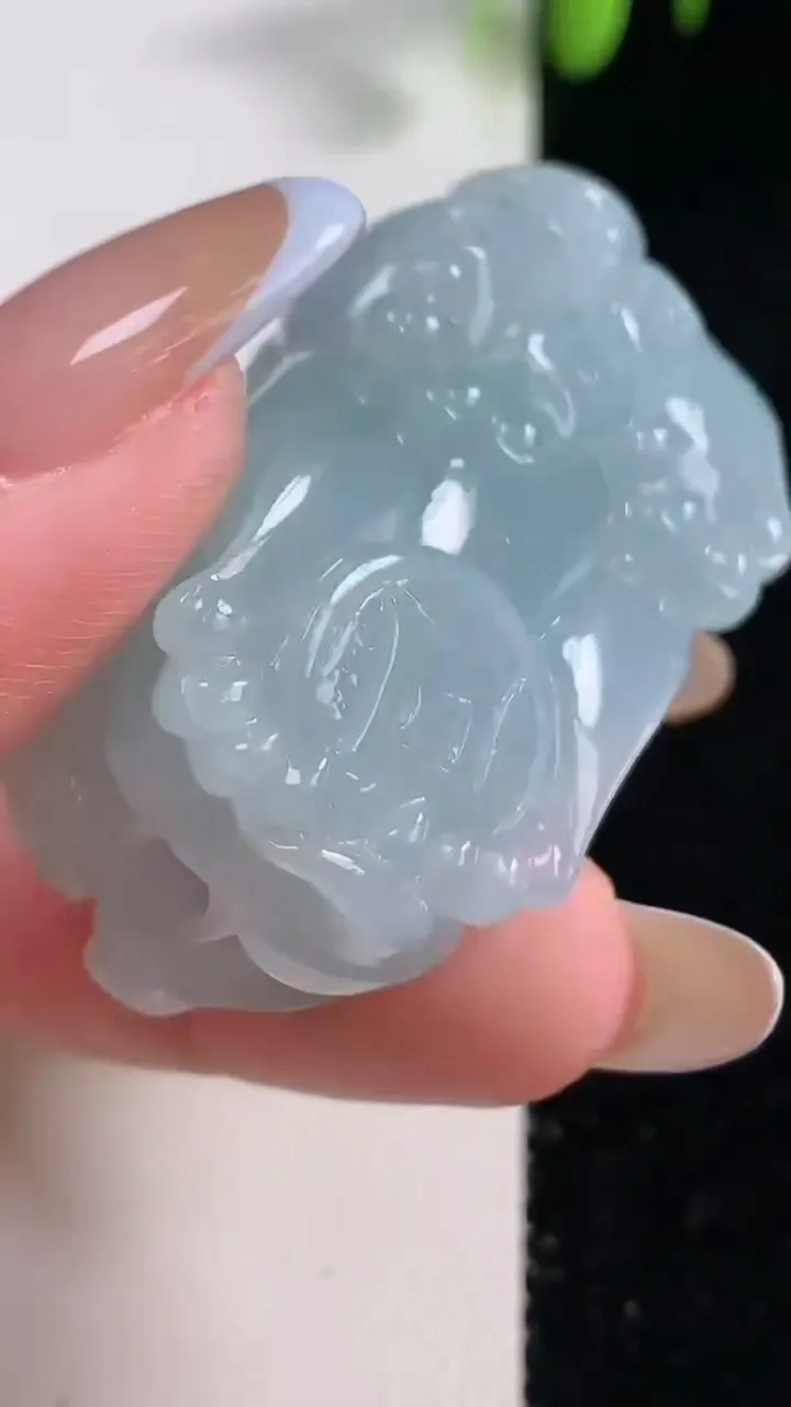 天然A货翡翠貔貅吊坠，尺寸47.2-24.3-22.4，重量:52.58g
10月29日