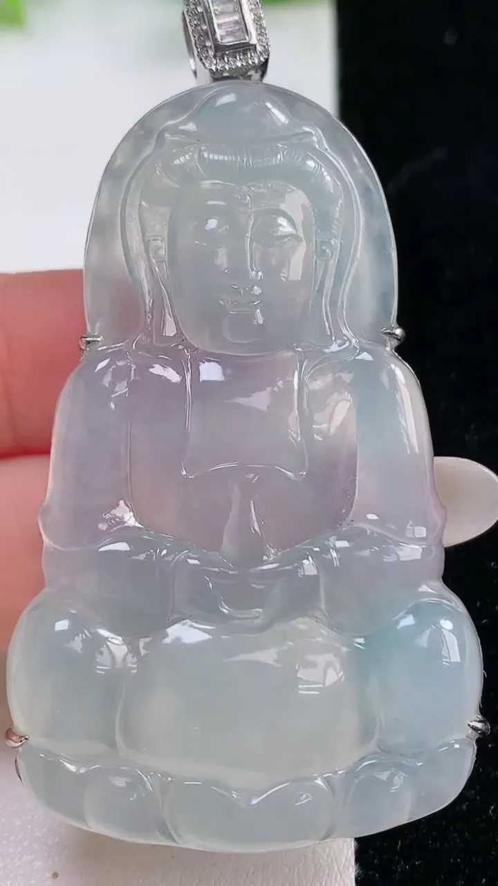 天然A货翡翠种白冰观音菩萨吊坠，尺寸57.8-35.8-8，重量:22.22g
10月29日
