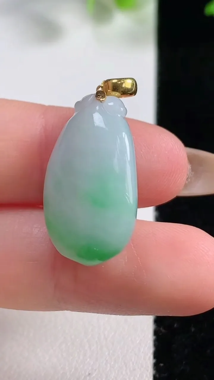 天然A货翡翠福瓜吊坠，尺寸23-14-0.7，重量:6.08g
10月29日